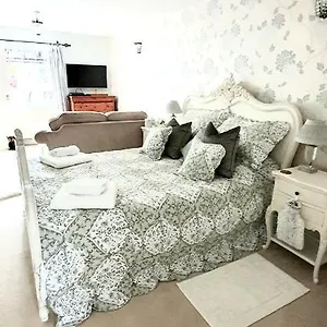 https://the-garden-flat-private-suite-with-jacuzzi.yorkshirehotels.net