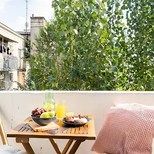 https://spacious-2-bdr-flat-in-the-old-town.bucharesthotelsnow.com